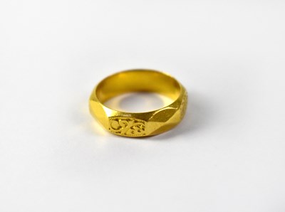 Lot 997 - A vintage 22ct gold band ring