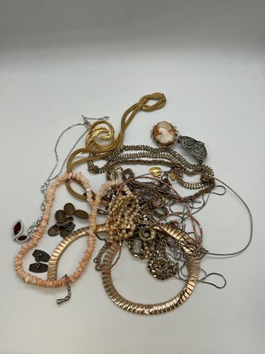 Lot 1286 - A quantity of costume jewellery including...