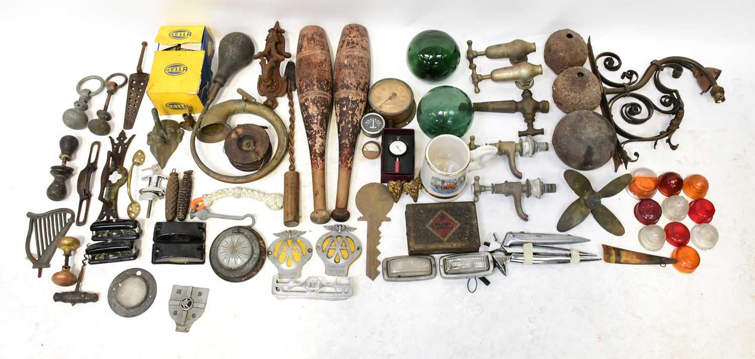 Lot 188 - A good quantity of vintage collectors' items,...
