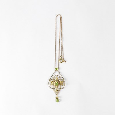 Lot 1072 - An Edwardian 9ct gold necklace with floral...
