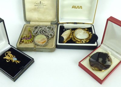 Lot 861 - Various items of costume jewellery