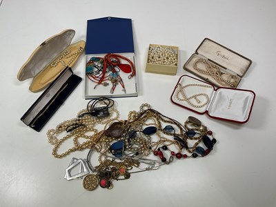 Lot 1287 - A quantity of costume jewellery, mostly...