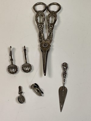Lot 1113 - Silver grape scissors with small silver items