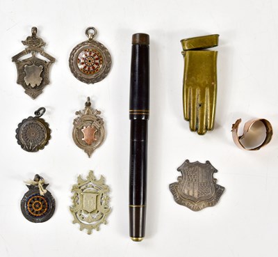 Lot 1050 - A small lot of collectors' items to include a...