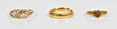 Lot 2175 - A 22ct yellow gold wedding band (snapped),...