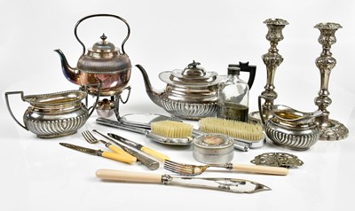 Lot 2008 - A small quantity of assorted silver plate to...