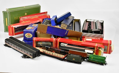 Lot 1095 - HORNBY DUBLO; a quantity of assorted items...