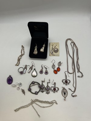 Lot 1281 - A group of silver and white metal jewellery...