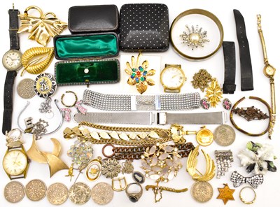 Lot 901 - Mixed costume jewellery to include two...