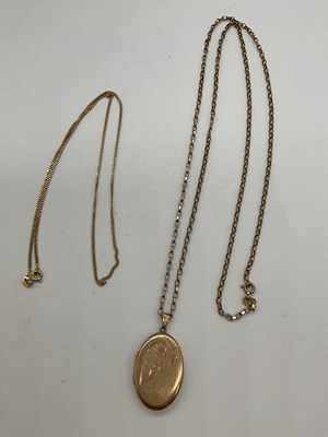 Lot 1189 - A 9ct yellow gold oval hinged locket with part...