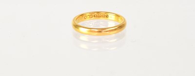 Lot 817 - A 22ct yellow gold wedding band, stamped '22',...