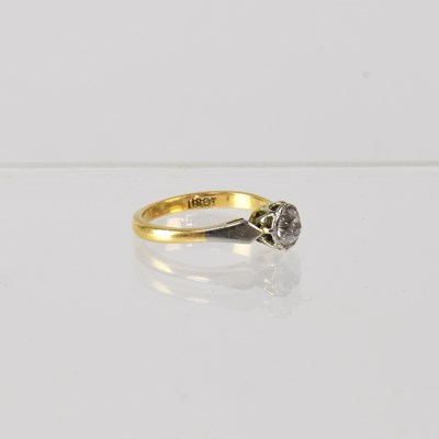 Lot 828 - An 18ct yellow gold solitaire diamond ring set...