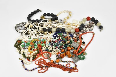 Lot 2162 - A quantity of assorted costume jewellery,...