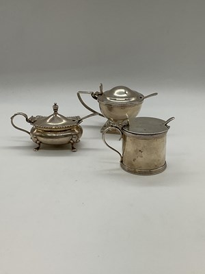 Lot 1061 - A George V hallmarked silver blue glass lined...