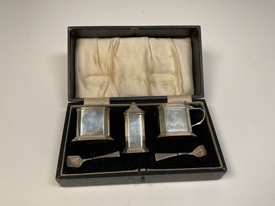 Lot 1058 - BARKER BROTHERS SILVER LTD; a cased George V...