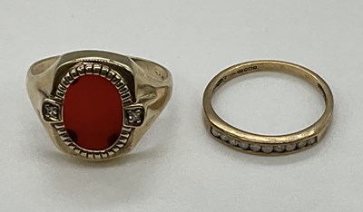 Lot 1289 - A 9ct yellow gold signet ring set with...