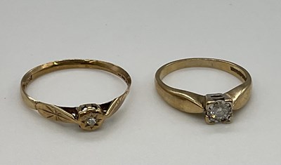 Lot 1258 - Two 9ct yellow gold single stone dress rings,...