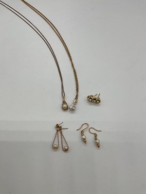 Lot 1190 - A small group of 9ct gold jewellery comprising...