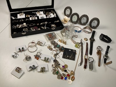Lot 1291 - A large quantity of costume jewellery...