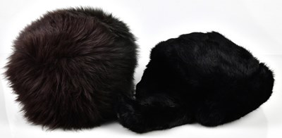 Lot 960 - A 100% shearling sheepskin lady's grey fur hat,...