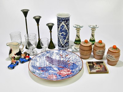 Lot 1516 - A small group of decorative ceramics to...