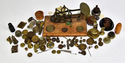 Lot 2240 - A set of postage scales (af), together with...