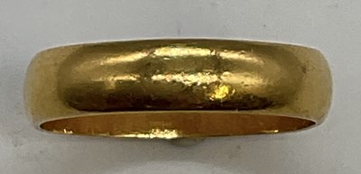 Lot 1205 - A 22ct yellow gold wedding band, size L,...