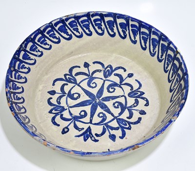Lot 1462 - A 19th century Spanish Fajalauza bowl with...
