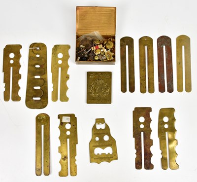 Lot 428 - A small quantity of assorted cap badges and...