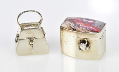 Lot 2574 - An Elizabeth II hallmarked silver and agate...