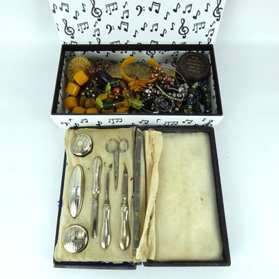 Lot 883 - Various items of costume jewellery