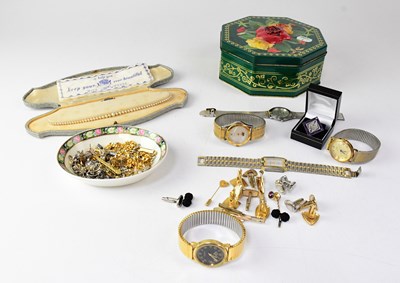 Lot 900 - A small quantity of costume jewellery to...