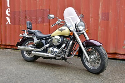 Lot 1000 - KAWASAKI; a red and cream 1996 Vulcan 800...