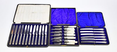 Lot 1016 - A cased set of silver plated pickle forks with...