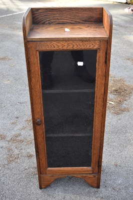 Lot 2668 - A narrow oak glazed bookcase, height 99cm,...