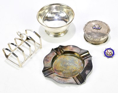 Lot 2369 - A group of small silver comprising a toast...