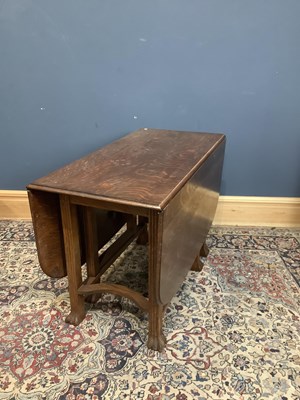 Lot 2527 - A 1920s oak drop leaf dining table with six...