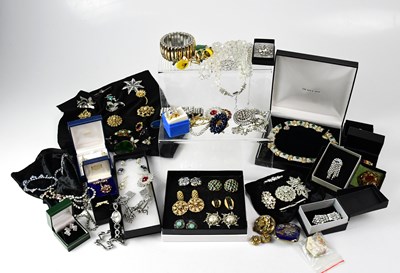 Lot 1019 - A quantity of costume jewellery to include...