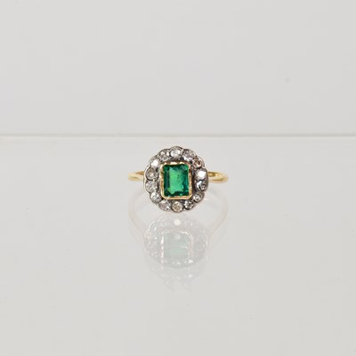 Lot 843 - A yellow metal ring set with emerald cut green...