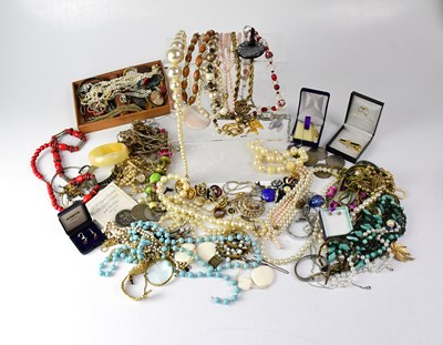 Lot 1017 - A large quantity of costume jewellery to...