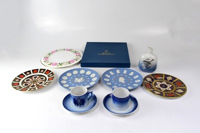 Lot 521 - A small mixed lot of ceramics comprising Royal...