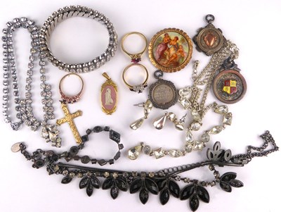 Lot 897 - Various items of costume jewellery to include...
