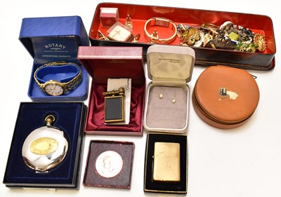 Lot 895 - Various items of costume jewellery and...