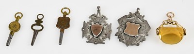 Lot 5021 - A 9ct gold mounted citrine coloured rotating...
