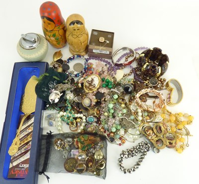 Lot 864 - A collection of mixed costume jewellery and related collectibles