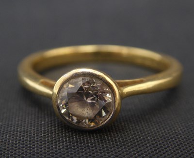 Lot 1006 - An 18ct gold diamond solitaire ring