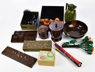 Lot 1351 - A mixed collection of vintage bakelite items...