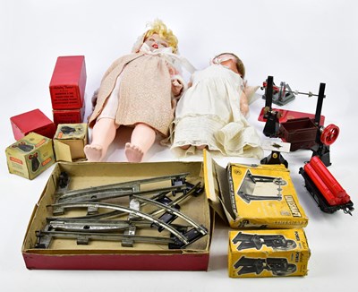 Lot 4538 - A mixed collection of vintage toys to include...