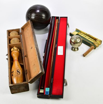 Lot 1522 - A small quantity of sporting related items to...
