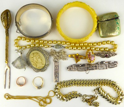 Lot 894 - A small quantity of costume jewellery to...